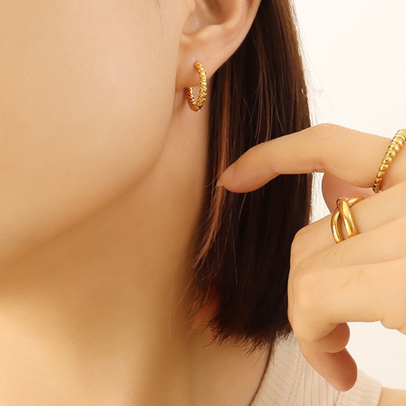 Bông Tai Khoen Tròn Dập Nổi Titan Ko Đen TT 4214