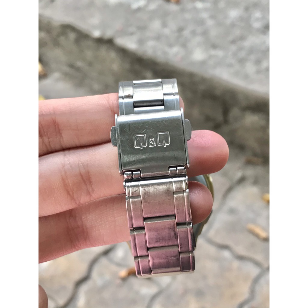 Đồng hồ nam Q&Q Pin , 1 lich, mặt số học trò, kim dạ quang, dây kim loại - của Nhật