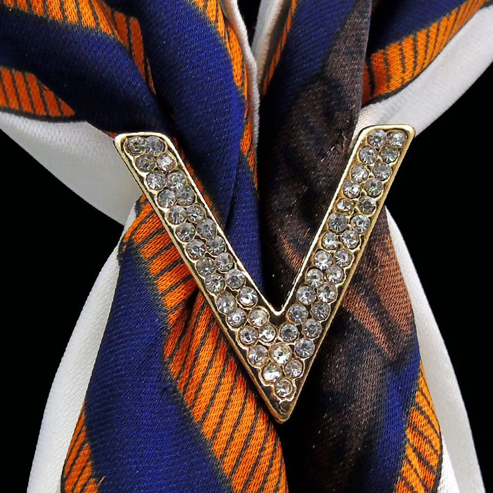 Khuy cài khăn quàng chữ V lãng mạn