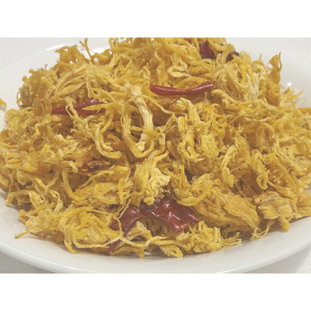 Combo 500gr Khô gà cay Lày Hòa: gồm 1 túi bơ tỏi 250gr và 1 túi lá chanh 250gr