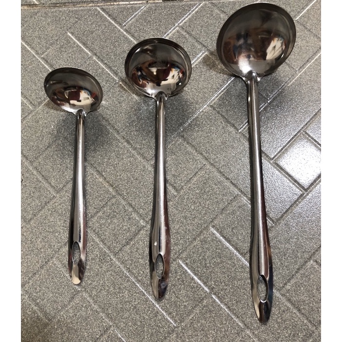 Vá múc canh inox cán dài có lỗ treo