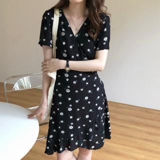 Váy đen hoa nhí buộc eo cổ V