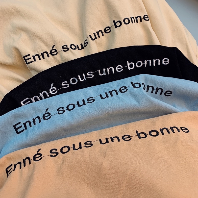 AKDL08_Áo Khoác Da Nữ Có Nón Phom Rộng Tay Phồng_Chất Da Lộn Hình Thêu Trước Và Chữ Sau_Vải Nhập Mịn Mát Không Xù Lông