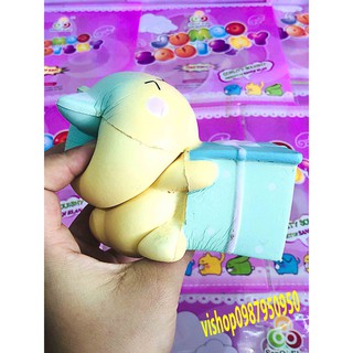 SQUISHY MÈO ÔM HỘP QUÀ XANH