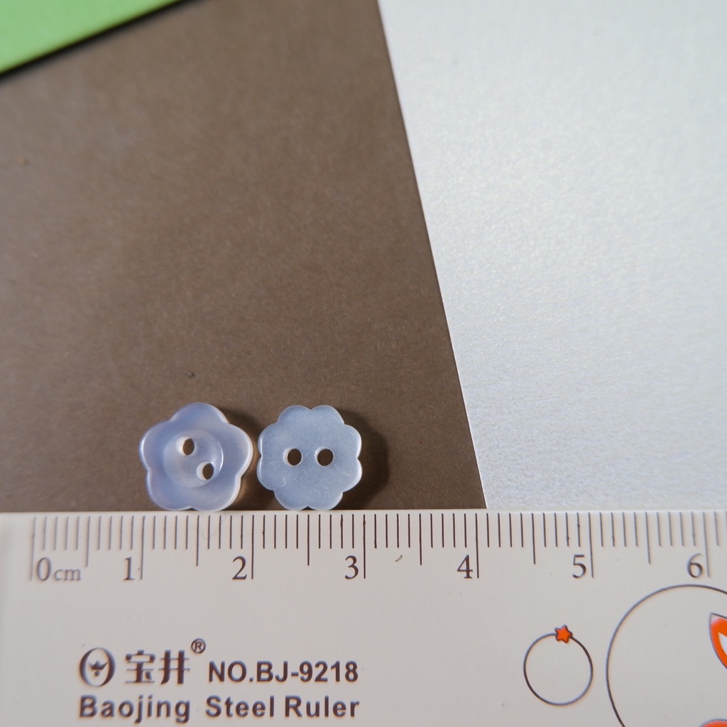 PHỤ LIỆU MAY MẶC - PHỤ LIỆU MAY MẶC NÚT NHỰA SƠ MI HÌNH HOA 1CM TRẮNG TRONG/ ĐỎ V081 V094