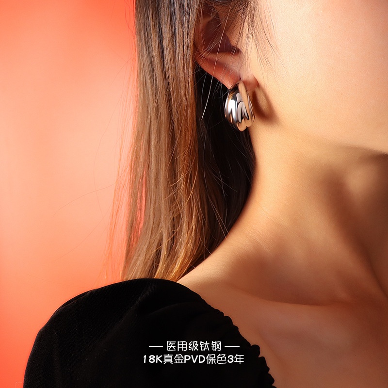 Bông tai chữ C bằng thép titan mạ vàng 18K thiết kế tối giản F229