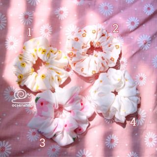 Ốc Sên Shop - Scrunchie hoa nền trắng