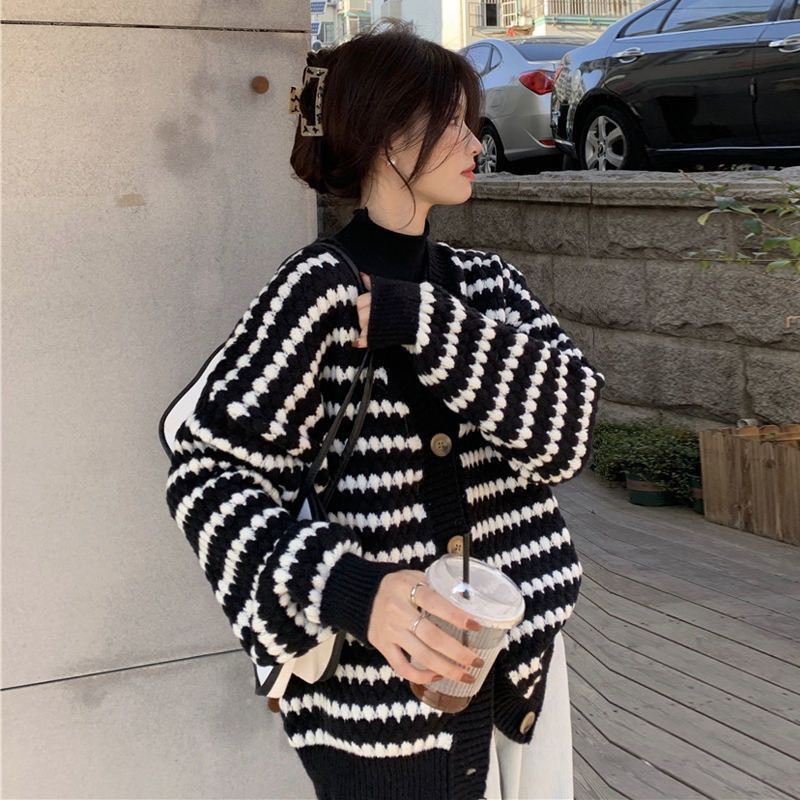 Áo khoác cardigan len dáng rộng họa tiết thêu nổi độc lạ