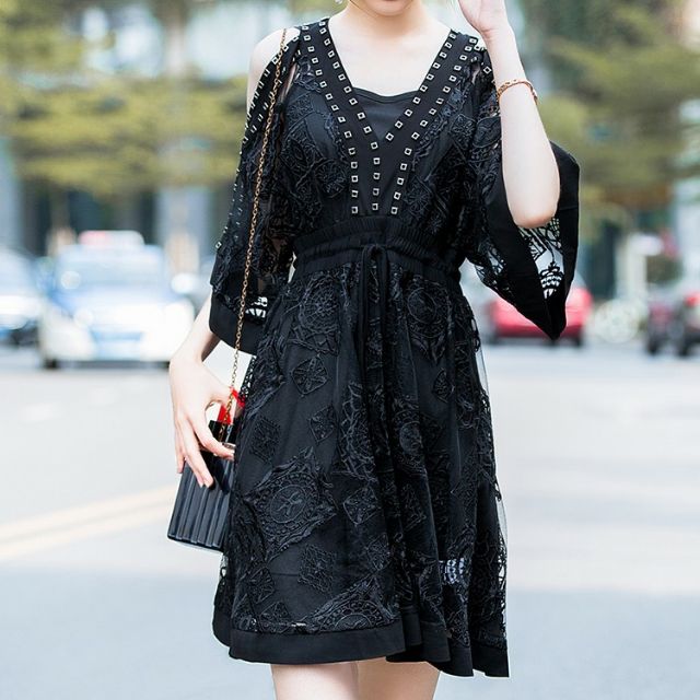 Đầm ren khoét vai