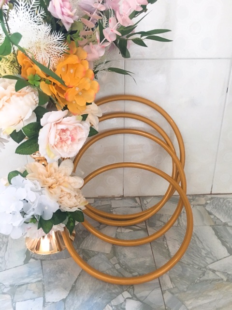 Vòng tròn trang trí cắm hoa