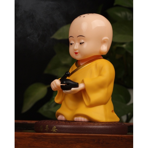 Tượng CHÚ TIỂU GÕ MÕ ĐỨNG tích hợp năng lượng mặt trời trang trí ôtô bàn làm việc