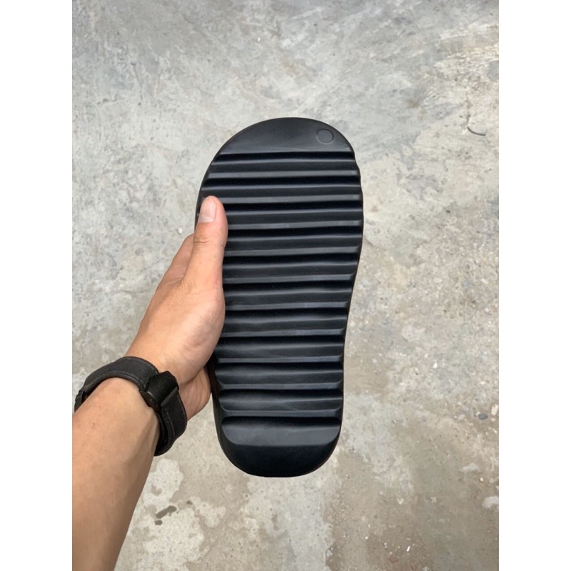 Dép thể thao đen trơn