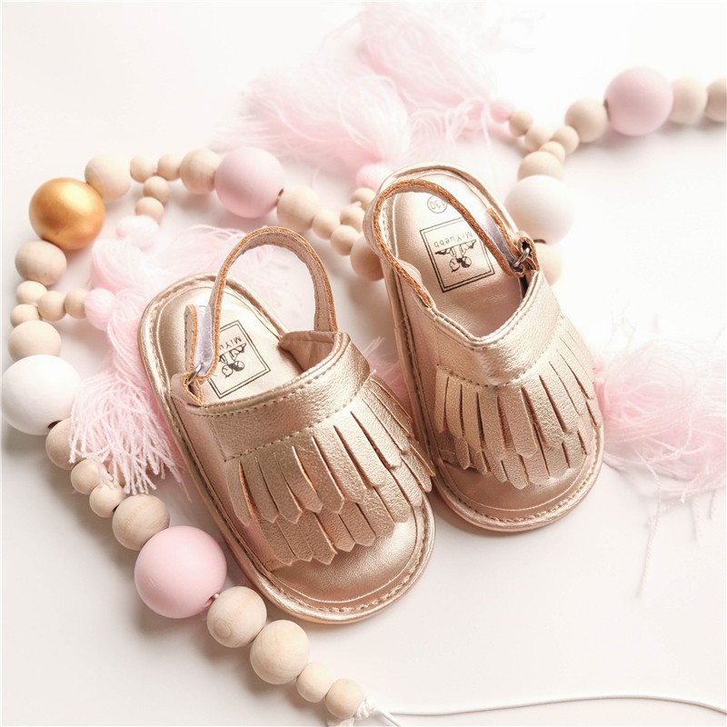 Giày mềm chống trượt cho bé gái trước khi tập đi