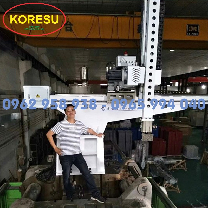 Cánh tay robot gắp sản phẩm cho máy ép phun dây