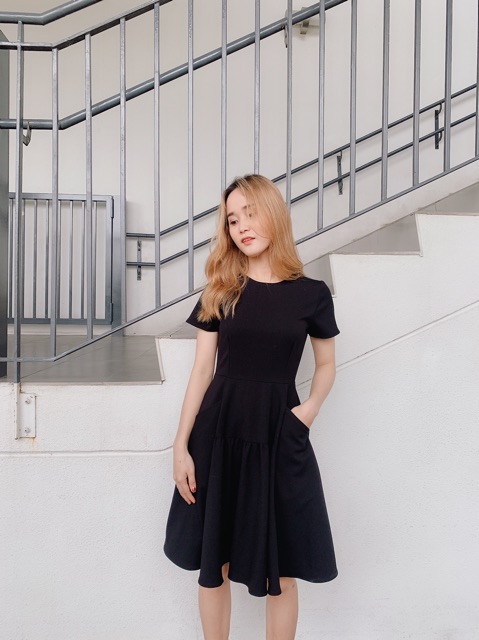 Young Dress - Váy đen túi kiểu che bụng thần thánh