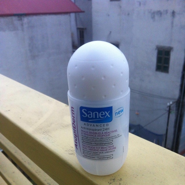 Lăn ngăn mùi và giảm tiết mồ hôi cơ thể Sanex 50ml hàng Pháp