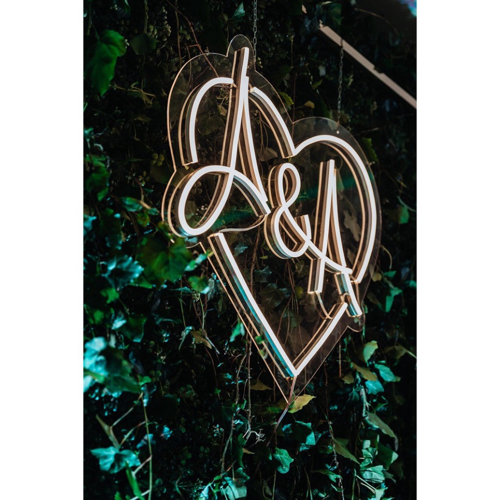 Đèn neon hình trái tim kèm theo tên, Thiết kế theo yêu cầu