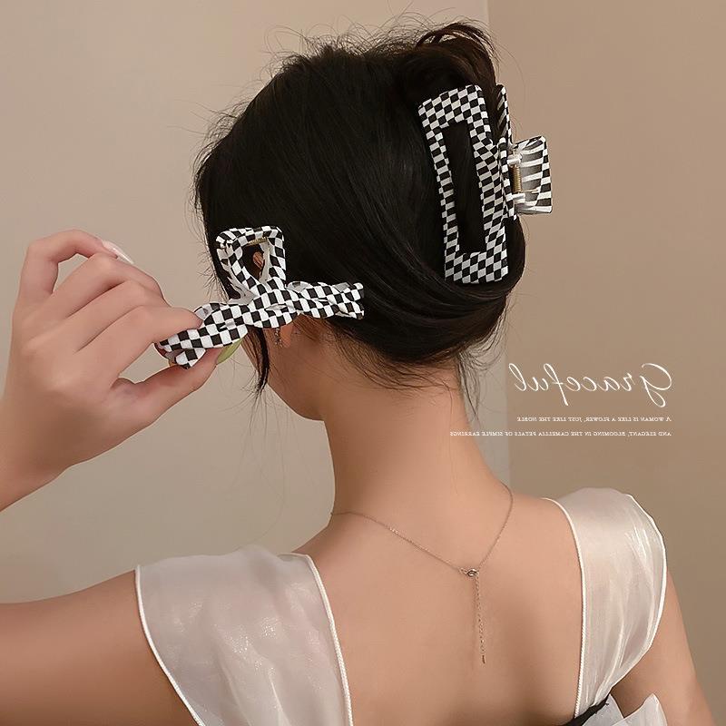 Kẹp tóc nhựa kẻ ca rô trắng đen