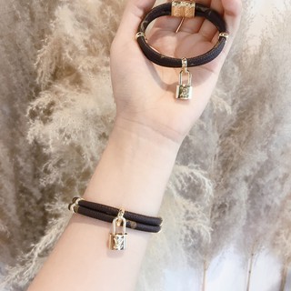 Vòng tay da nữ LV nhỏ xinh khoá móc sang chảnh - V023HT