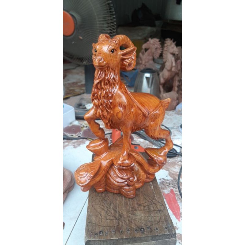 Tượng con dê gỗ hương cao 40cm