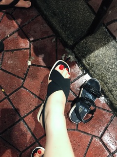 Sandal bệt quai chéo