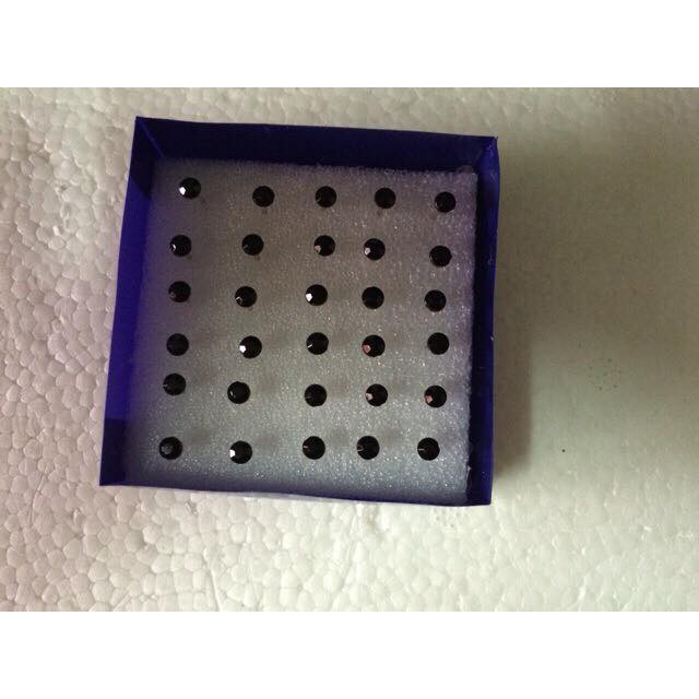 Sỉ 1 hộp khuyên tai nụ