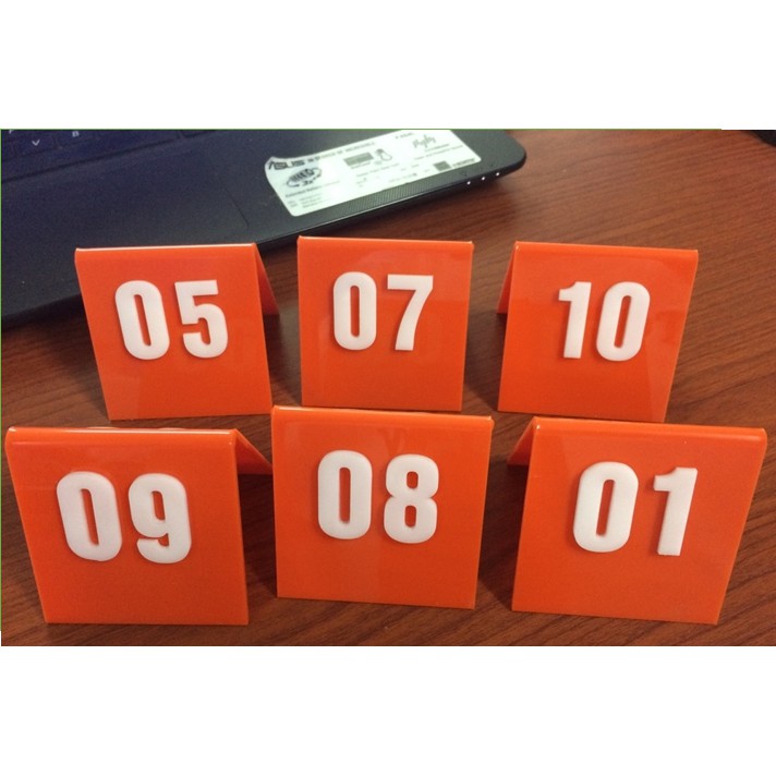 Thẻ bàn, thẻ số, standee thông báo mica theo yêu cầu