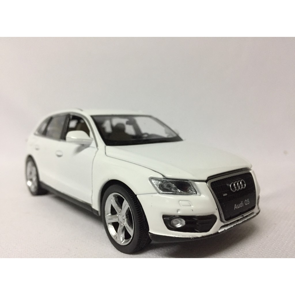Mô hình xe Ô TÔ AUDI Q5 2018 tỷ lệ : 1:32