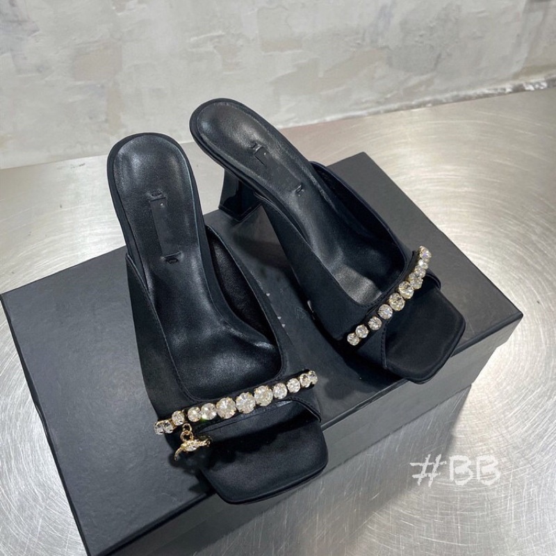 Guốc hở mũi đá viền quanh