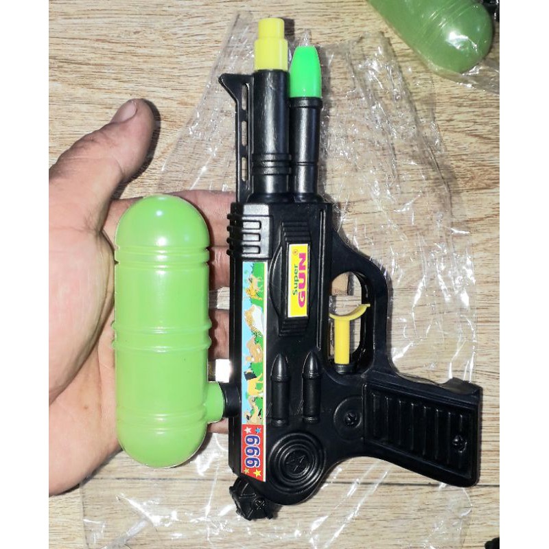 Một cây SúngNước 2 nồng 999 dài 18cm bằng nhựa có bình tiếp nước