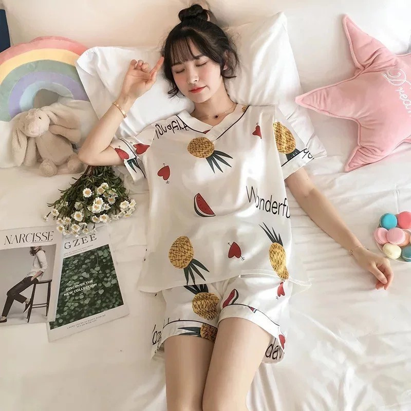 【SUGE】pijama lụa cộc tay quần dài Bộ Đồ Ngủ Tay Ngắn Cổ Chữ Trang Mùa Hè Cho Nữ Bộ Đồ Ngủ Nữ Mùa Hè Hàng