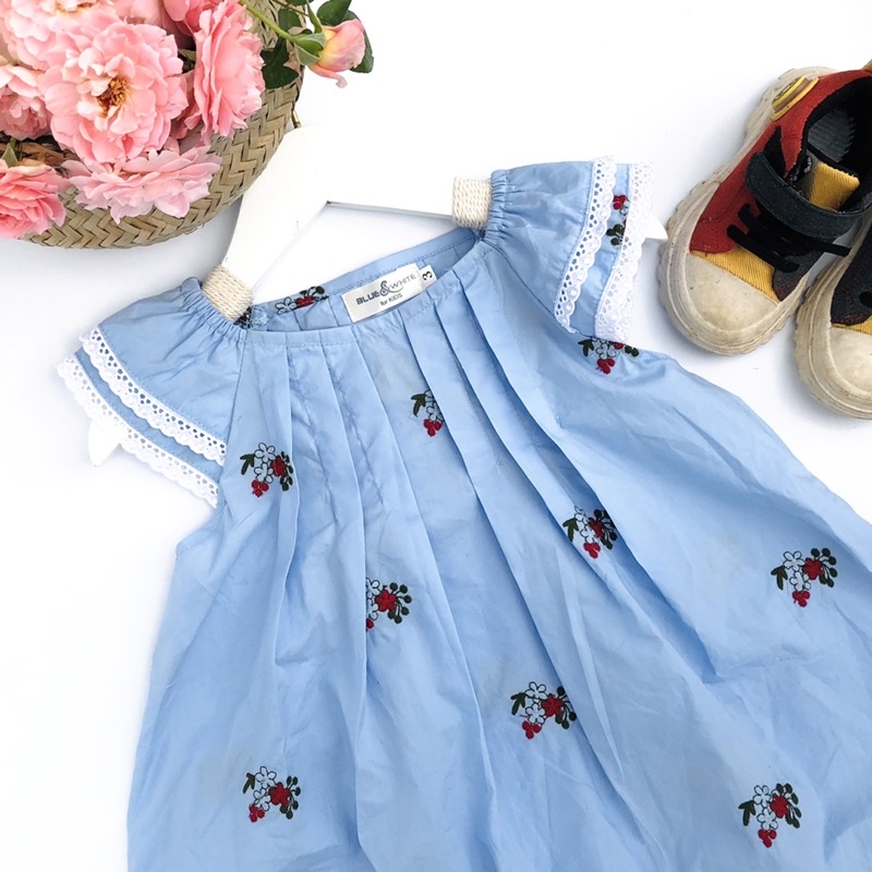 Đầm thô thêu hoa nhí, tay cánh tiên viền ren, cổ sếp pli, M2004