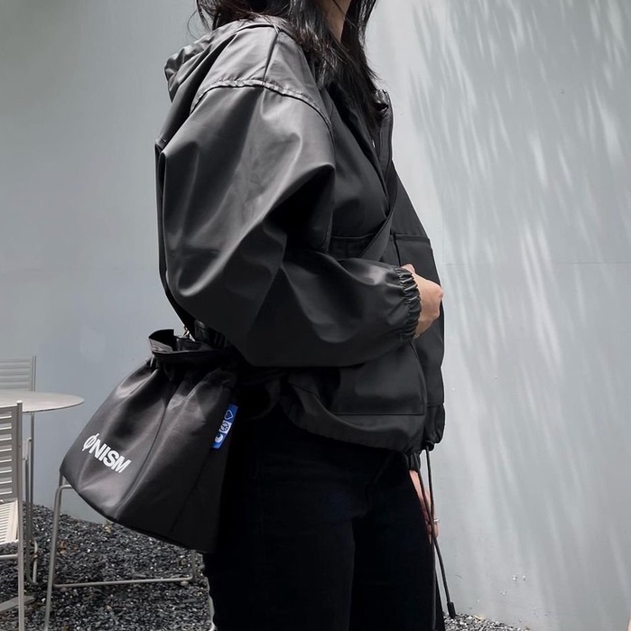 Túi đeo chéo unisex dây rút Onism basic màu đen