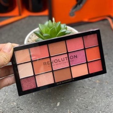 Bảng  Mắt  Revolution 15 ô ánh nhũ lung linh, hạt phấn cực mịn, dễ tán