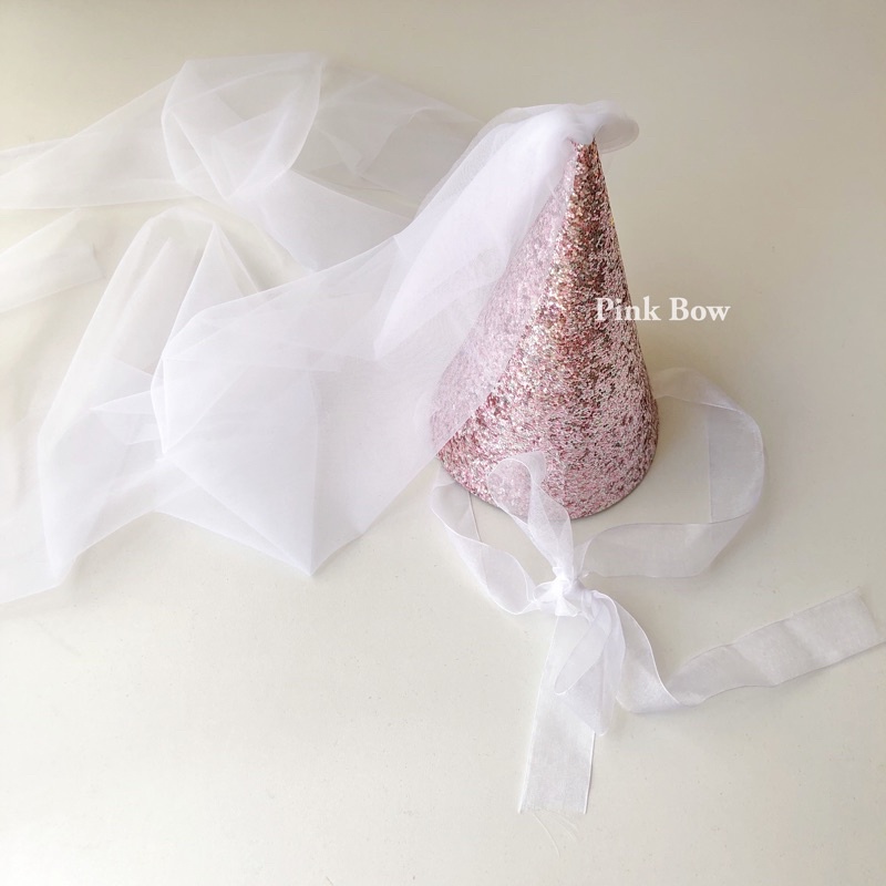 Nón vải kim tuyến có quai đeo kèm miếng rũ voan