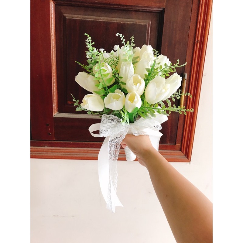 - BÓ HOA CƯỚI CẦM TAY CÔ DÂU HOA TULIP LỤA ĐIỂM LÁ XANH CAO CẤP THÍCH HỢP CHỤP ẢNH CƯỚI