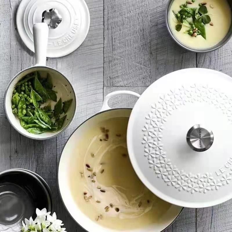 Nồi Le creuset tone màu trắng phù điêu 22cm, 31cm dáng dẹt dùng xào om kho các món, trưng bày quà tặng Giáng Sinh Noel