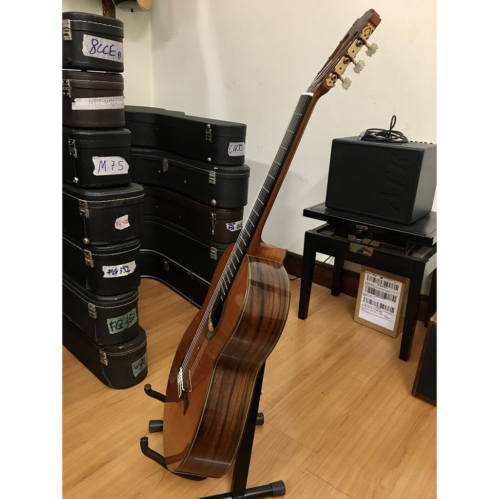 Guitar classic yamaha C300