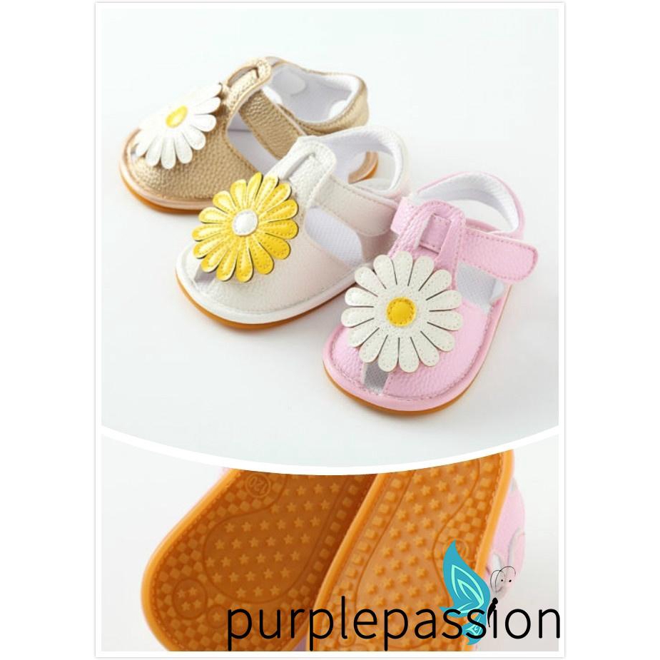 Giày bệt quai gài họa tiết hoa thời trang cho bé gái