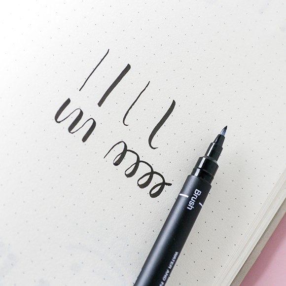 Bút lông viết chữ calligraphy Uni Pin Fine Line - Brush - Màu đen (Black)
