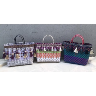 Giỏ Nhựa Đan Tay Họa Tiết Tua Rua Thổ Cẩm Ở Miệng Túi Và Quai xách Bằng Nhựa Trong Suốt Màu Sắc Năng Động