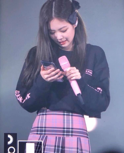 Sweater và croptop blackpink
