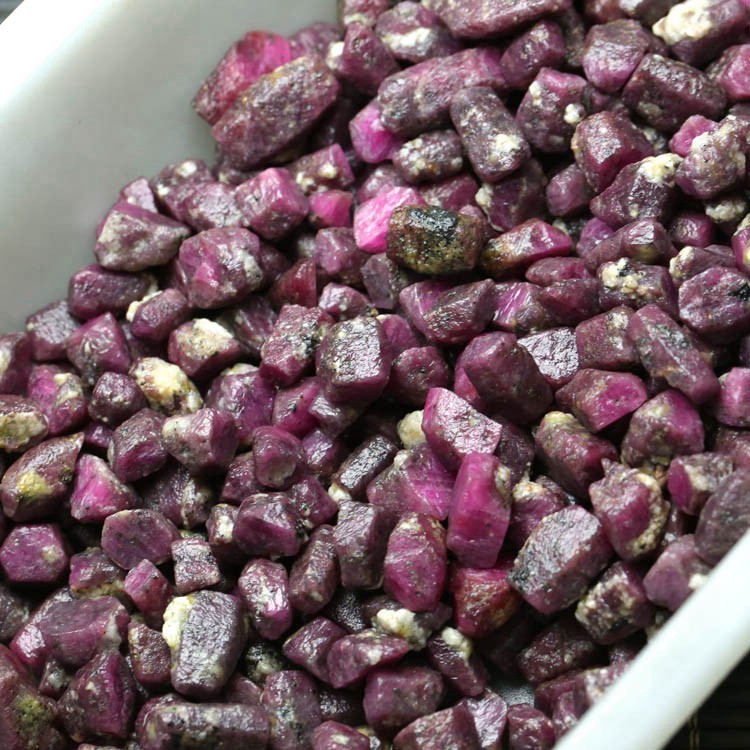 Hạt đá ruby tự nhiên gốc màu đỏ ngọc bích tiêu chuẩn đa năng thời trang