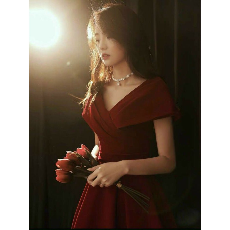 Đầm đỏ bẹt vai công chúa