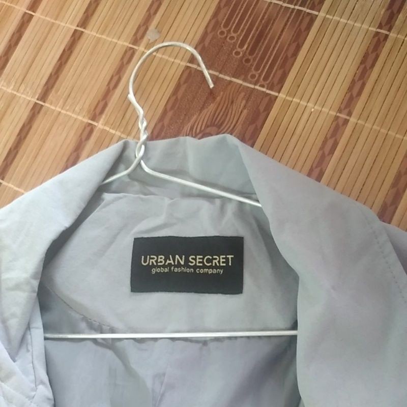 Măng tô dáng suông dài kiểu cách, màu xanh dương độc lạ