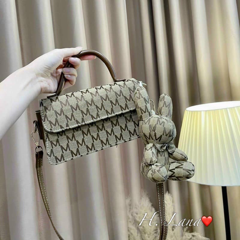 TÚI DẠ CHỮ M XÁCH TAY KÈM MÓC THỎ