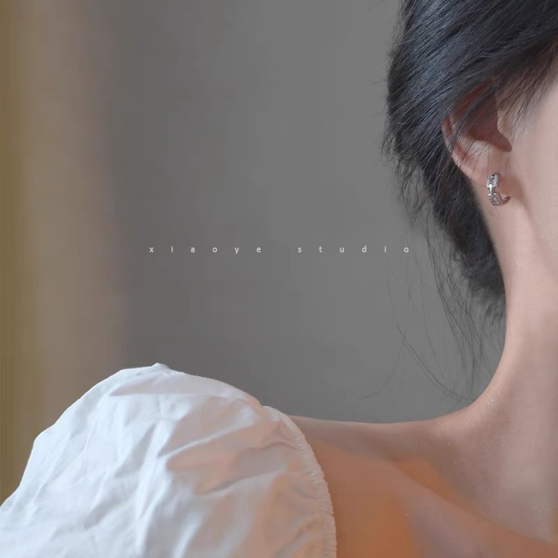 1 chiếc bông tai thép y tế khoen tròn đá