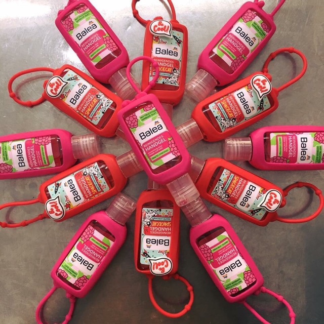 Gel rửa tay khô diệt khuẩn AVEO VÀ ISANA có dây treo cực thơm và tiện lợi.