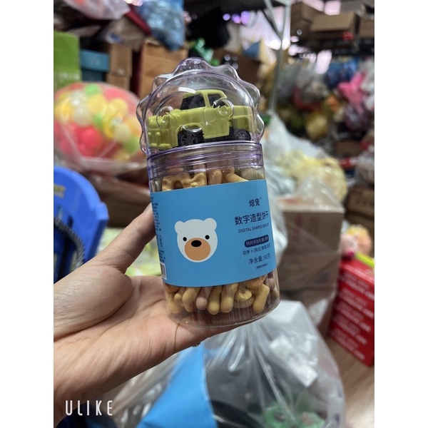 Bánh quy chữ cái tặng kèm ô tô