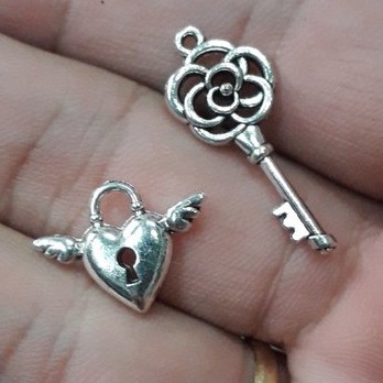 nguyên liệu charm  chìa khóa và ổ khóa - 50 gram = 23k ( 1 gói / 1 mẫu / 50 gram )